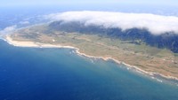 Pulau Mocha masuk dalam kawasan negara Chile di Amerika Latin. Dihuni sekitar 800 penduduk dengan luas wilayah 48 km persegi (Google Maps)