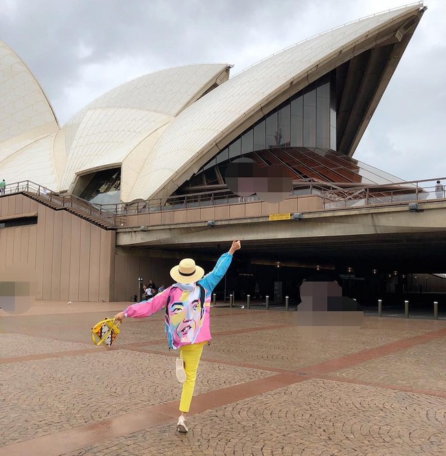 Jaket Jokowi serupa dengan Gading juga dipakai oleh mantan peragawati dan caleg partai Nasdem, Okky Asokawati. Wanita yang sebelumnya merupakan anggota DPR Komisi IX dari PPP itu tampak berpose membelakangi kamera dengan memakai jaket Jokowi berwarna-warni saat liburan di Australia.Foto: Instagram