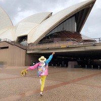 Jaket Jokowi serupa dengan Gading juga dipakai oleh mantan peragawati dan caleg partai Nasdem, Okky Asokawati. Wanita yang sebelumnya merupakan anggota DPR Komisi IX dari PPP itu tampak berpose membelakangi kamera dengan memakai jaket Jokowi berwarna-warni saat liburan di Australia.Foto: Instagram