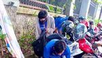 Aksi Pendukung Bersih-bersih Sampah usai Kampanye