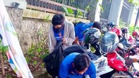 Mengenakan sarung tangan plastik, mereka memungut botol air minum kemasan, puntung rokok dan bungkus makanan yang kemudian dikumpulkan di dalam kantong sampah berwarna hitam. Foto: dok. Bertrand Antolin
