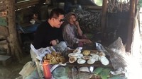 Kali ini ia menyambangi seorang penjual serabi di wilayah Cirebon. Tentunya ia memborong semua serabi yang ada.  Foto: Instagram fitno_fabulous