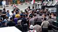 Awalnya para pendemo yang datang hanya berorasi menggunakan pengeras suara. Dalam aksinya mereka menuding KPK disusupi oleh partai politik.