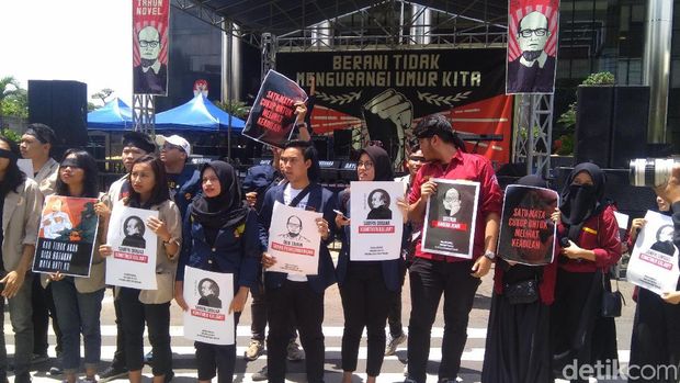 Aksi peringatan 2 tahun kasus teror terhadap penyidik KPK Novel Baswedan di depan gedung KPK, Kuningan Persada, Jaksel, Kamis (11/4/2019)