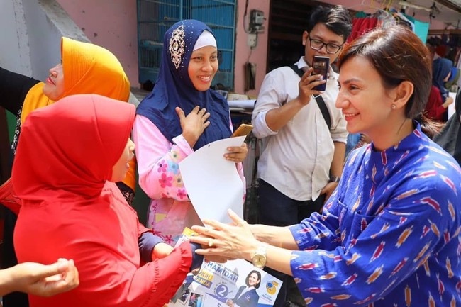 Artis Wanda Hamidah menjadi caleg DPR-RI dari partai Nasdem. Saat blusukan, Wanda terlihat sering bergaya etnik dengan busana bermotif tenun ikat dari IKAT Indonesia rancangan Didiet Maulana. Foto: Instagram