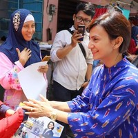Artis Wanda Hamidah menjadi caleg DPR-RI dari partai Nasdem. Saat blusukan, Wanda terlihat sering bergaya etnik dengan busana bermotif tenun ikat dari IKAT Indonesia rancangan Didiet Maulana. Foto: Instagram
