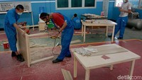 Siswa dari kejuruan dengan bidang konsentrasi pariwisata, kelistrikan, permesinan, permebelan, informasi teknologi mengerjakan berbagai praktek lapangan di Balai Pelatihan Kerja (BLK), Makassar, Sulawesi Selatan, Rabu (10/4/2019).