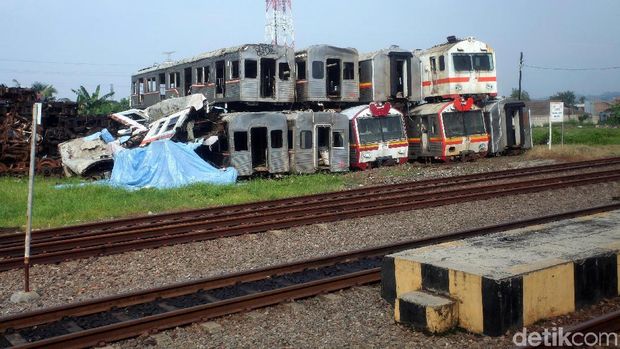 Sudah pernah melihat kuburan kereta? Jika belum pernah, Anda bisa mampir ke Stasiun Purwakarta. Di sini, Anda bisa melihat tumpukan gerbong yang telah usang.
