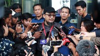 Selain ikut membacakan deklarasi, Novel juga menerima karangan bunga sebagai bentuk dukungan terhadap penyidik senior itu. Dia juga menerima poster petisi dukungan agar kasus teror yang dialami segera terungkap.