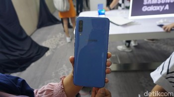 Samsung mengombinasikan chipset SM 6150 dengan RAM 6 GB dan 8 GB. Sementara memori internalnya 128 GB. Bila kurang tersedia slot microSD yang mendukung hingga 512 GB. (Foto: detikINET/Firdaus Anwar)