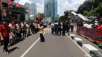 Yang menarik, ada dua kubu massa yang hadir dalam peringatan 2 tahun teror penyiraman air keras terhadap penyidik senior KPK Novel Baswedan. Selain diikuti oleh sejumlah mahasiswa, di sisi lain ada pula massa yang berkumpul untuk menolak KPK berpolitik praktis.