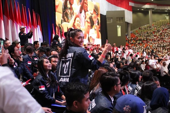 Cantiknya Angel Karamoy saat berpose menyamping, memamerkan jaket 01 Jokowi Amin yang dipakainya. Sebagai caleg dari partai PDI-P, Angel pun memberikan dukungan pada pasangan 01, Jokowi dan Maruf Amin. Foto: Instagram