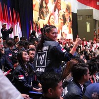 Cantiknya Angel Karamoy saat berpose menyamping, memamerkan jaket 01 Jokowi Amin yang dipakainya. Sebagai caleg dari partai PDI-P, Angel pun memberikan dukungan pada pasangan 01, Jokowi dan Maruf Amin. Foto: Instagram