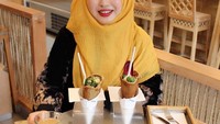 Di laman Instagramnya, Arisa sering memamerkan momen kulinerannya. Seperti saat ia mampir ke kafe KOOX di London. Ada sandwich dan crepe yang mencuri perhatian. Foto: Instagram nurarisamaryam
