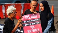 Ia juga diberikan kertas bertuliskan 185.000 orang dukung bentuk TGPF Independen oleh Maria Catarina Sumarsih.