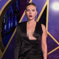 Scarlett Johansson hadir bersama rekan-rekannya sesama tim Avengers seperti Chris Thor Hemsworth dan Paul Ant-man Rudd Foto: Getty Images