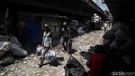 Mereka yang Bertahan di Kolong Tol Pluit