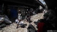 Warga mengaku bertahan di kolong tol itu karena tidak mampu membayar rumah kontrakan di Jakarta yang mahal.