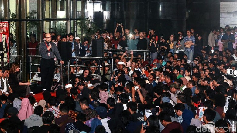 Cak Nun Bicara Hukum Tuhan di Peringatan 2 Tahun Teror Novel Cak Nun Bicara Hukum Tuhan di Peringatan 2 Tahun Teror Novel