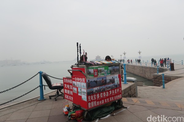 Untuk bisa mengunjungi pagoda, ada sebuah jembatan yang menjadi penghubung dari tepi pantai. Tak hanya wisawatawan, banyak punya tukang foto keliling di sini. (Bonauli/detikcom) Untuk bisa mengunjungi pagoda, ada sebuah jembatan yang menjadi penghubung dari tepi pantai. Tak hanya wisawatawan, banyak punya tukang foto keliling di sini. (Bonauli/detikcom)