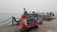 Untuk bisa mengunjungi pagoda, ada sebuah jembatan yang menjadi penghubung dari tepi pantai. Tak hanya wisawatawan, banyak punya tukang foto keliling di sini. (Bonauli/detikcom)
