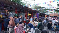 Setiap tahunnya Pasar Senggol mengusung tema yang berbeda. Khusus untuk tahun ini menghadirkan kuliner hasil laut dan olahannya. Tapi ada banyak juga kuliner yang tak kalah menarik.  Foto: Devi S. Lestari/detikfood