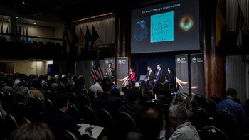 Falcke yang menyebut lubang hitam ini serupa cincin api menjelaskan, warna terang yang menyelimuti titik hitam ini ialah gas super panas yang jatuh ke dalam lubang. Saking kuatnya tarikan lubang hitam ini, cahaya pun bisa terhisap ke dalamnya. (Foto: Reuters)