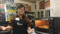 Salah satu siswi, Regina, tampak senang melihat pastry yang ia kerjakan sedang dipanggang. (Foto: Frieda Isyana Putri/detikHealth)