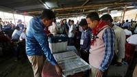Begini wujud Electronic Voting Machines (EVM) yang digunakan dalam pemungutan suara di India. Alat tersebut berbentuk seperti koper. Reuters/Adnan Abidi.