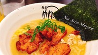 Saat kangen ramen dan gyoza, Arisa memilih datang ke restoran ramen halal. Tentunya kaldu dan topping ramen di sini tidak mengandung babi. Foto: Instagram nurarisamaryam