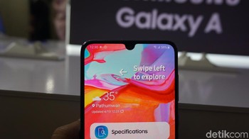 Ada notch kecil tempat Samsung menempatkan kamera depan berukuran 32 MP. (Foto: detikINET/Firdaus Anwar)