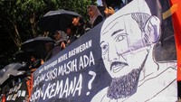 Aksi kamisan kali ini bertepatan dengan dua tahun terjadinya kasus penyiraman air keras kepada Novel Baswedan.
