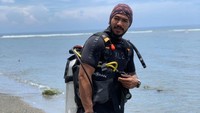 Jeremiah Aquaman bersiap diving (My Trip My Adventure)