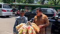 Meski memiliki banyak usaha di bidang properti dan makanan, Fitno sering bagi-bagi rezeki.  Penjual kerupuk pinggir jalan ini salah satu orang yang beruntung karena dagangannya diborong oleh Fitno. Foto: Instagram fitno_fabulous