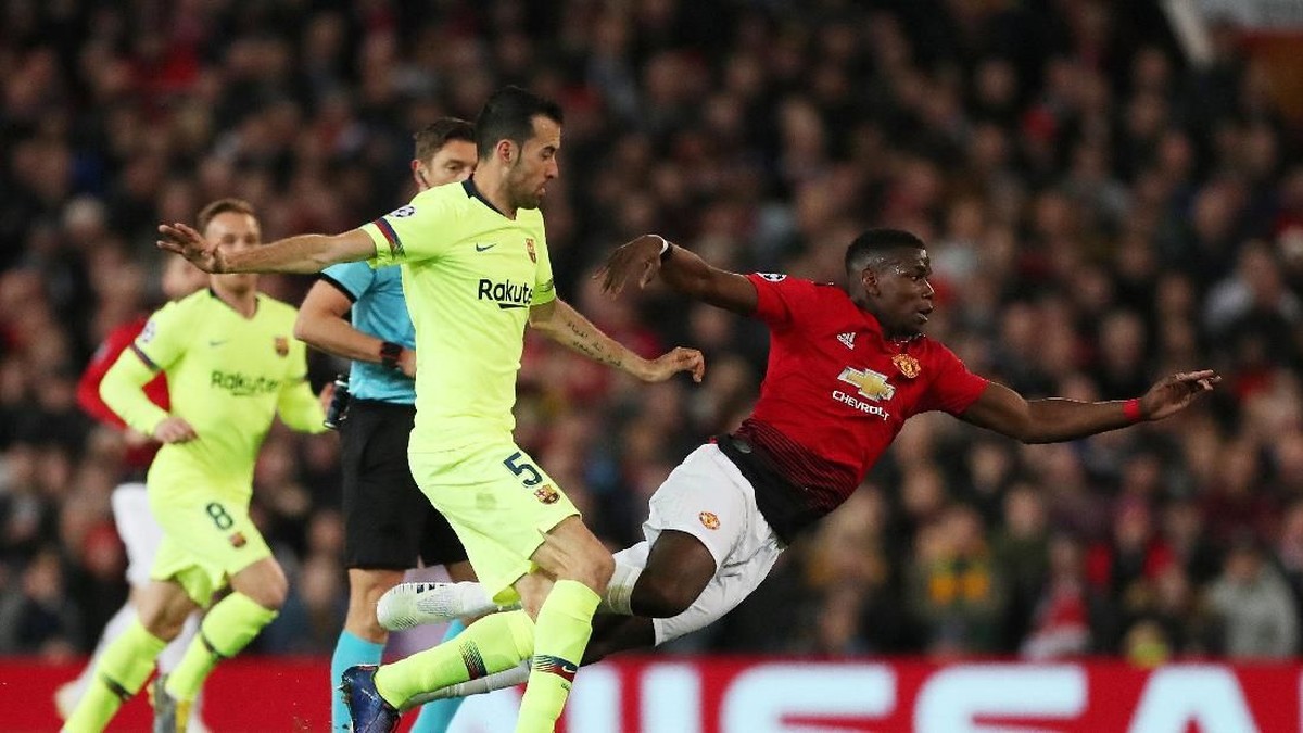 Sergio Busquets dan Paul Pogba akan saling berhadapan di laga Barcelona vs Manchester United. (Foto: Lee Smith/Actions Images via Reuters)