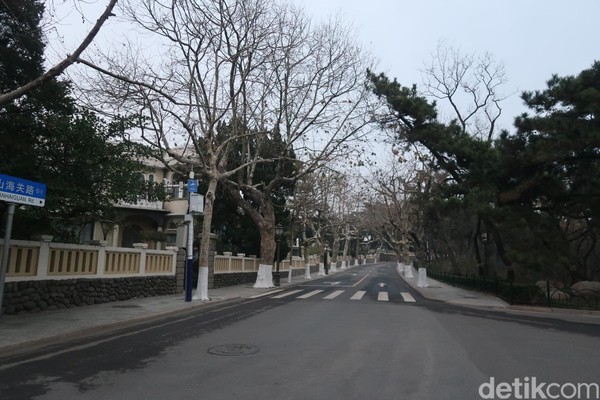 Berjalan sepuluh menit ke area The Eight Passes, traveler akan dibawa bernostalgia dengan kota lama Qingdao. Kawasan ini dibuka untuk umum dan menjadi salah satu peninggalan penting di kota ini. (Bonauli/detikcom) Berjalan sepuluh menit ke area The Eight Passes, traveler akan dibawa bernostalgia dengan kota lama Qingdao. Kawasan ini dibuka untuk umum dan menjadi salah satu peninggalan penting di kota ini. (Bonauli/detikcom)