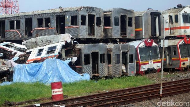 Sudah pernah melihat kuburan kereta? Jika belum pernah, Anda bisa mampir ke Stasiun Purwakarta. Di sini, Anda bisa melihat tumpukan gerbong yang telah usang.