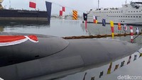 Kapal selam itu diproduksi Indonesia bekerja sama dengan Daewoo Shipbuilding & Marine Engineering Co., Ltd (DSME) Korea Selatan. Kapal selam yang diproduksi di PT PAL Indonesia ini diberi nama Alugoro-405.