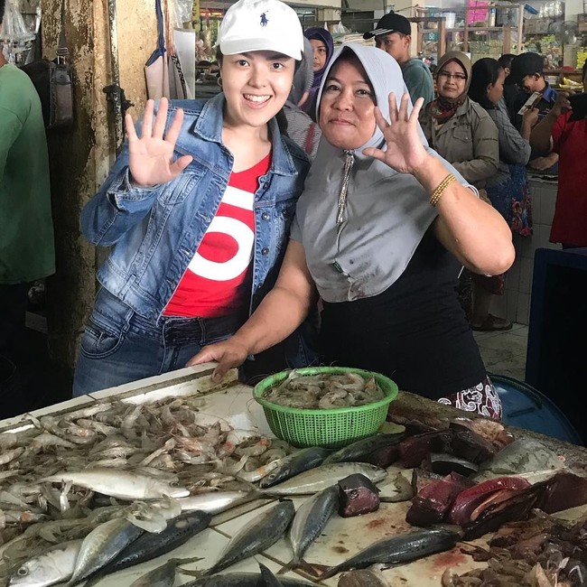 Bergaya casual serba denim menjadi pilihan Tina Toon saat blusukan. Tina merupakan caleg DPR-RI dari partai PDI-P untuk daerah pemilihan Jakarta Utara 2. Foto: Instagram