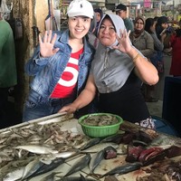 Bergaya casual serba denim menjadi pilihan Tina Toon saat blusukan. Tina merupakan caleg DPR-RI dari partai PDI-P untuk daerah pemilihan Jakarta Utara 2. Foto: Instagram