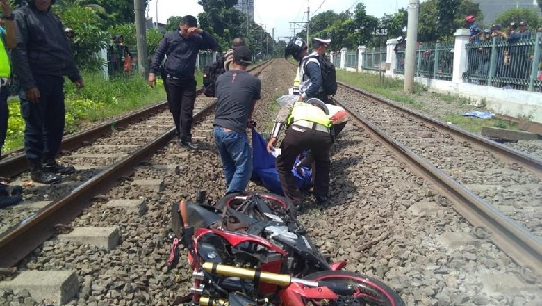 2 Anggota TNI Tewas Tertabrak KRL di Perlintasan Poltangan Pasar Minggu 2 Anggota TNI Tewas Tertabrak KRL di Perlintasan Poltangan Pasar Minggu