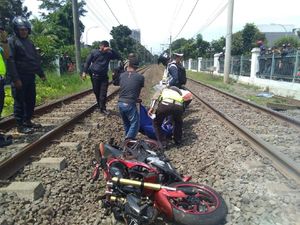 2 Anggota TNI Tewas Tertabrak KRL di Perlintasan Poltangan Pasar Minggu