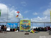 82 Surfer Adu Ketangkasan di Parangtritis Surfing National Competition