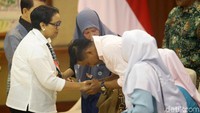 Menteri Luar Negeri Retno Marsudi secara simbolis menyerahkan WNI korban sandera kelompok Abu Sayyaf di kantor Kemlu RI, Kamis (11/4/2019). 