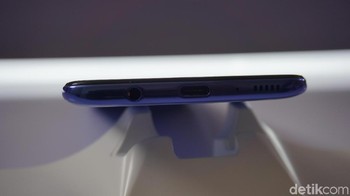 Di bagian bawah terdapat speaker, port USB tipe C, dan jack untuk headphone. (Foto: detikINET/Firdaus Anwar)