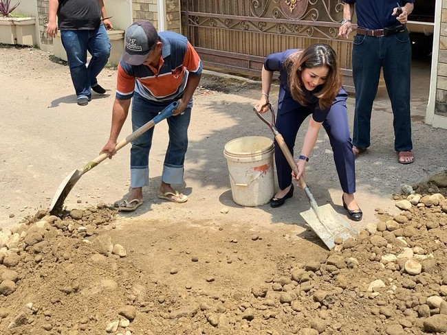 Penyanyi dangdut Kristina yang merupakan caleg dari partai Nasdem aktif blusukan ke daerah pemilihannya yaitu Pemalang, Pekalongan dan Batang, Jawa Tengah. Kristina selalu mengenakan seragam partainya saat blusukan. Dia memadukan seragam tersebut dengan sepatu flats, seperti yang ditampilkannya ini saat blusukan membantu warga memperbaiki jalanan yang rusak. Foto: Instagram