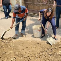 Penyanyi dangdut Kristina yang merupakan caleg dari partai Nasdem aktif blusukan ke daerah pemilihannya yaitu Pemalang, Pekalongan dan Batang, Jawa Tengah. Kristina selalu mengenakan seragam partainya saat blusukan. Dia memadukan seragam tersebut dengan sepatu flats, seperti yang ditampilkannya ini saat blusukan membantu warga memperbaiki jalanan yang rusak. Foto: Instagram