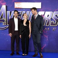 Aktris 34 tahun ini memadukan jumpsuit tuksedo dengan sepasang pointy heels berwarna senada. Foto: Getty Images