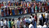 Antrean warga yang akan memberikan hak suaranya tampak mengular panjang di salah satu TPS di Distrik Alipurduar. Reuters/Rupak De Chowdhuri.