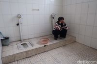 Filosofi Toilet Tanpa Pintu di China
